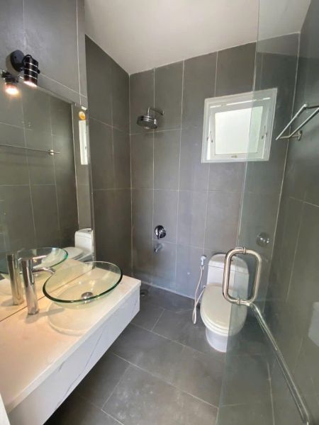 BAN NHÀ 1 TRỆT 3 LẦU Đ NGUYỄN THỊ THẬP P TÂN HƯNG Q7
